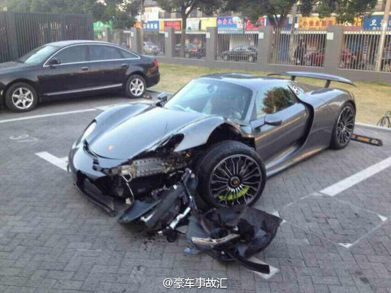 Illustration for article titled Oops! 918 lost its wheel.
